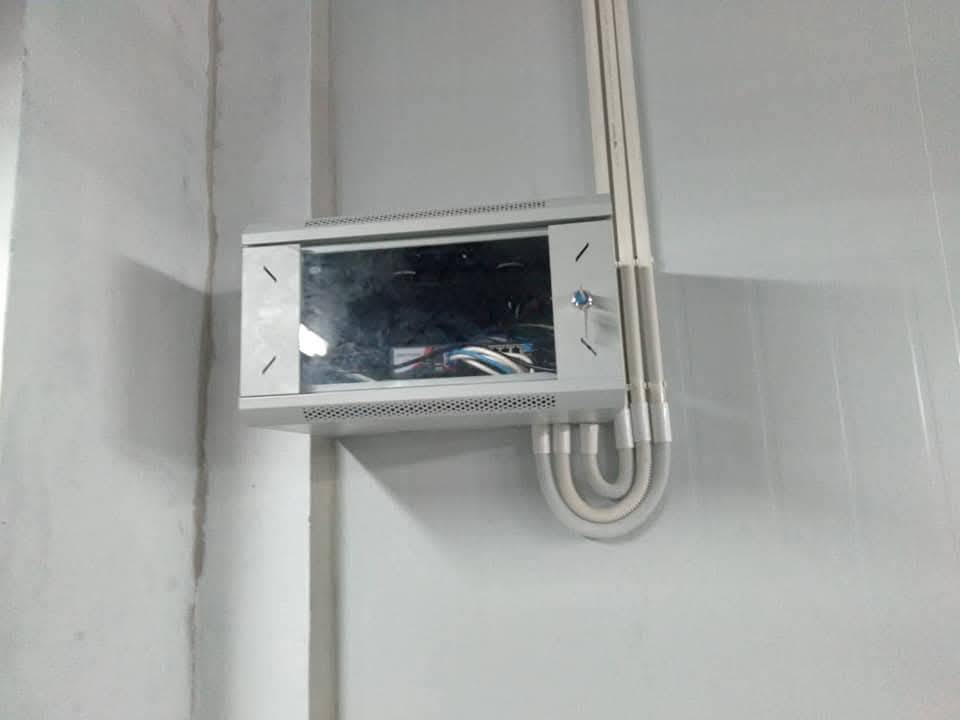 ตู้ควบคุมและท่อในห้องเย็น - ช่างไฟฟ้าขอนแก่น