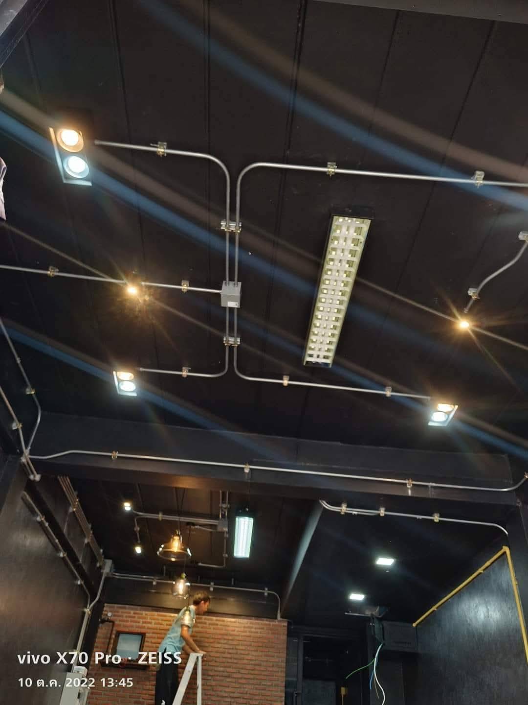 เดินระบบไฟและโคมไฟ LED บนฝ้า - ช่างไฟฟ้าขอนแก่น